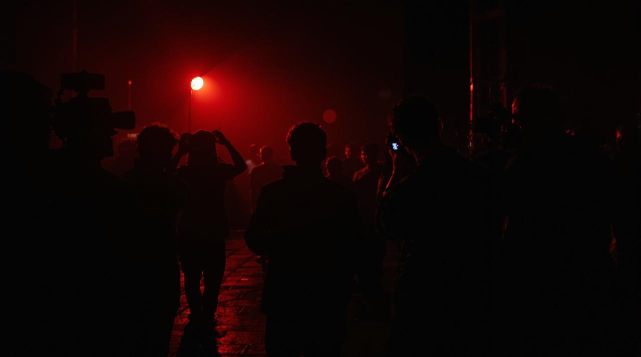 劲爆吃瓜 - 顶流男星深夜密会神秘女子，酒店共度8小时，粉丝集体破防